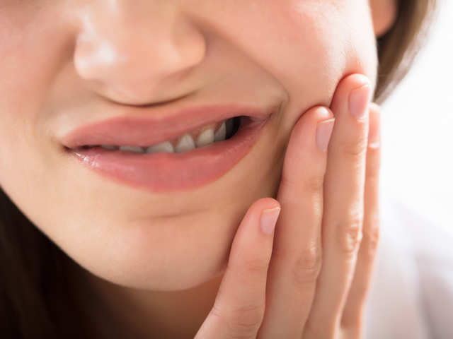 Lady in pain with sensitive teeth